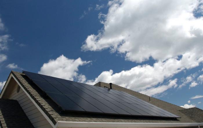 Energia solare VS energia eolica: quale fonte di energia alternativa è adatta alla tua casa?